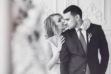 Romantik mutlu çift, gelin ve damat öpüşme yakın pencere