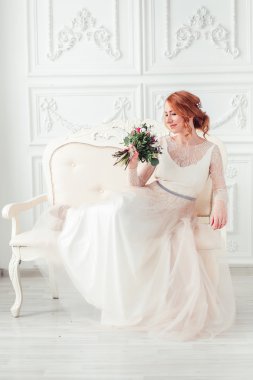 Güzel genç gelin ile yumuşak rustical düğün buket sitti