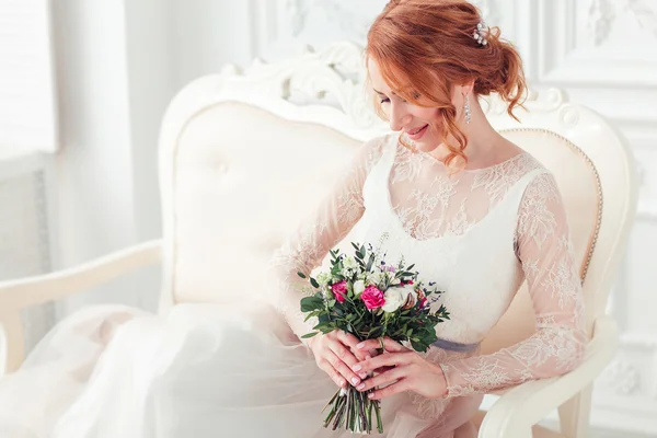 Bruden i en rosa klänning med pastell bröllop rustika bukett — Stockfoto