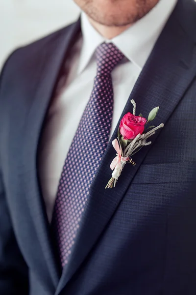 Closeup of a bearded guy wearing white shirt and a boutonniere o — Stock Photo, Image