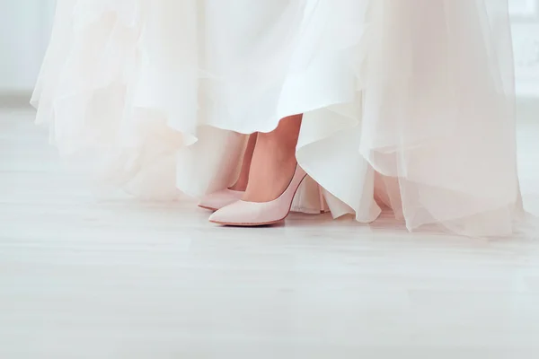 Zblízka pohled svatební béžové boty na bílou podlahu s kopií s — Stock fotografie