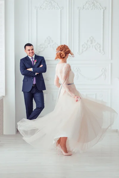 Sposa e sposo ballare e flirtare e girare mentre il vestito vola — Foto Stock