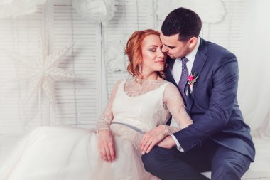 Güzel yeni evli çift merdivenlerde yalan ve elele