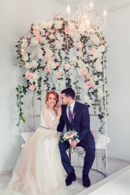 Gelin ve damat kemer altında kapalı