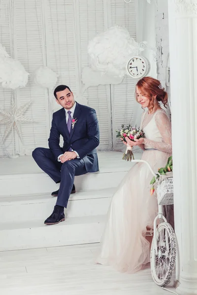 Damat ve gelin Studio beyaz zemin üzerine — Stok fotoğraf