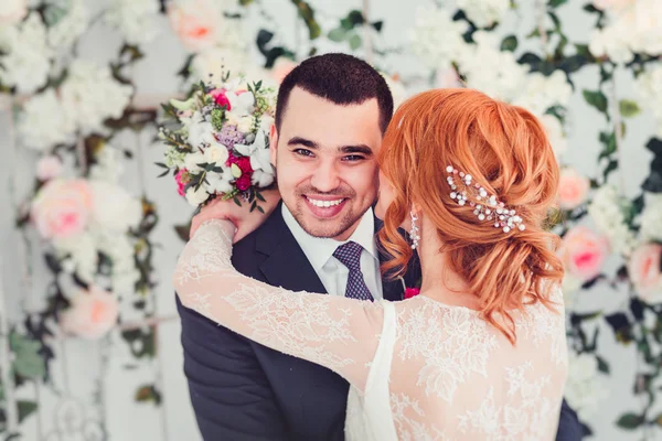 Novio sonriendo con la novia de vuelta. Elegante concepto de boda — Foto de Stock