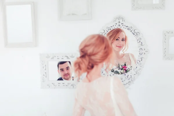 Elegant snygg brud titta på hennes brudgum i lyx spegel på t — Stockfoto
