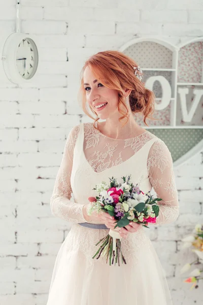 Pelirroja chica en un vestido de novia, aspecto inusual brillante, eleg — Foto de Stock