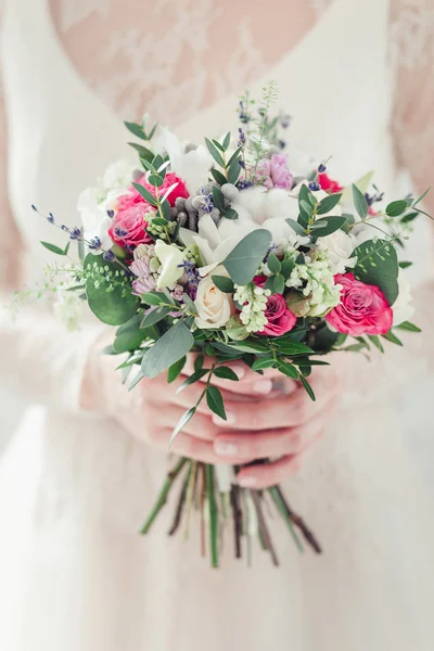 Ramo de novia de color rosa en las manos. Boda detalles concepto — Foto de Stock