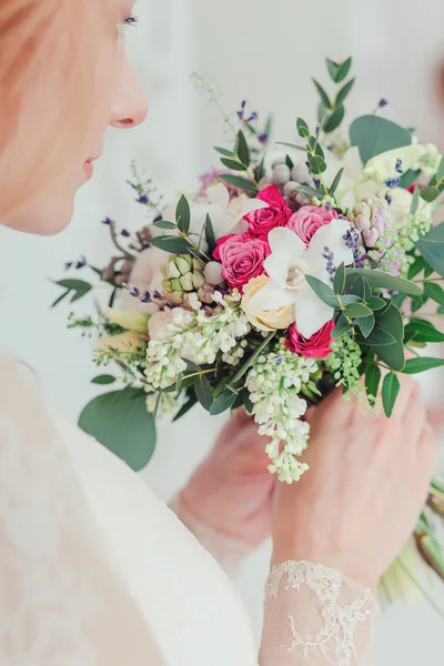 빈티지에 화려한 섹시 신부 드레스의 꽃 냄새가 꽃다발 — 스톡 사진