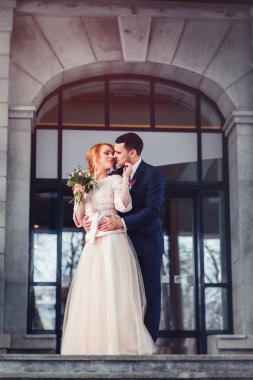 damat ve gelin merdivenlerde. Kentsel arka plan