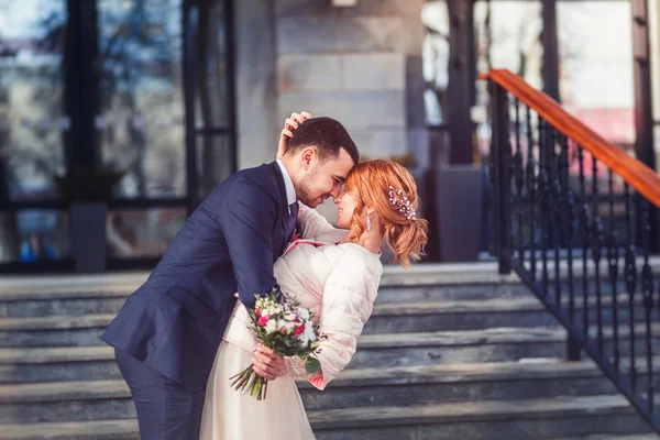 Joven hermosa boda pareja está cogido de la mano de pie en urba —  Fotos de Stock