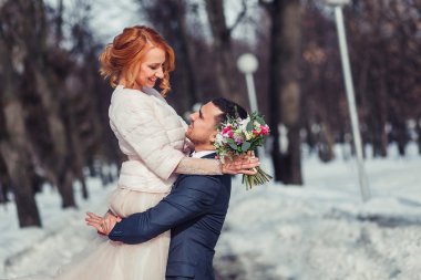 Gelin ve damat. mutlu evlilik çift bahar karlı Park