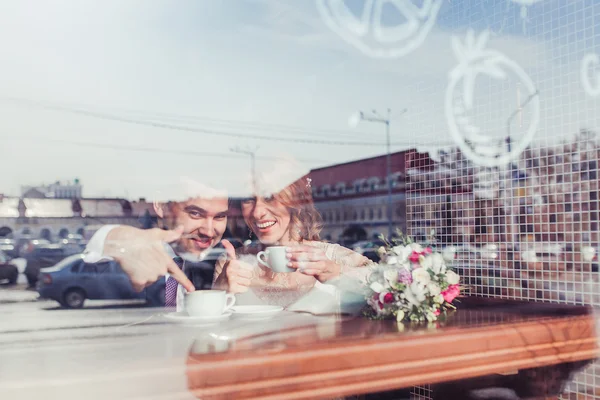 Braut und Bräutigam beim Kaffeetrinken in einem Café im Freien. Überlegungen — Stockfoto