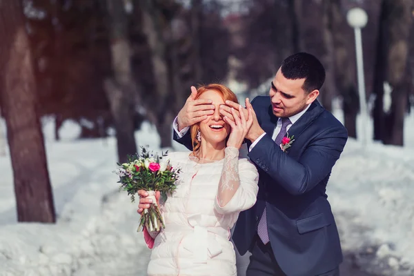 Retrato de casamento do noivo fechando os olhos de sua noiva por mãos — Fotografia de Stock