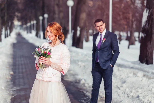 Casamento de inverno. Belo casal jovem na floresta . — Fotografia de Stock