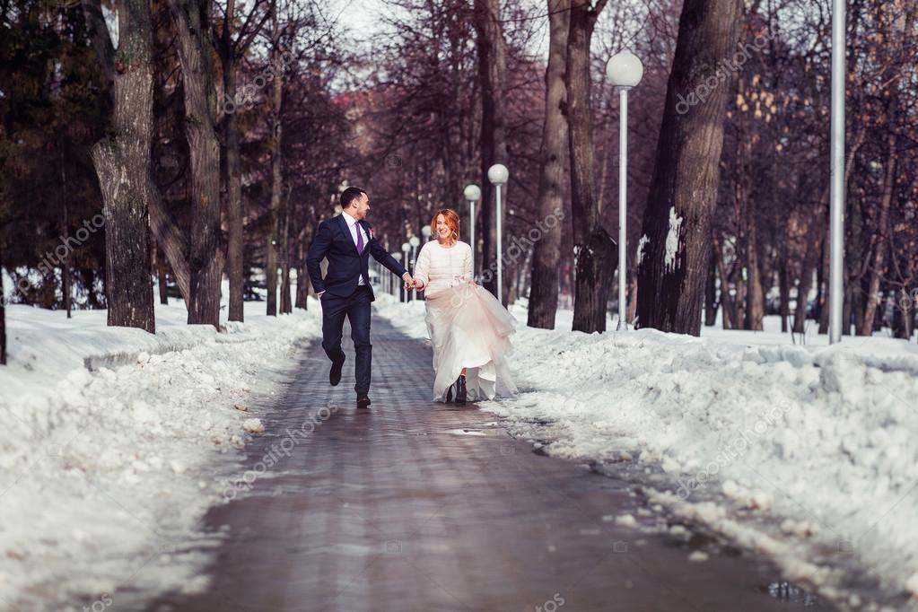 花嫁と花婿 春の雪に覆われた公園で幸せな結婚式のカップル ストック写真 C Frantic00 花嫁と花婿 春の雪に覆われた公園で幸せな結婚式のカップル ストック写真 C Frantic00