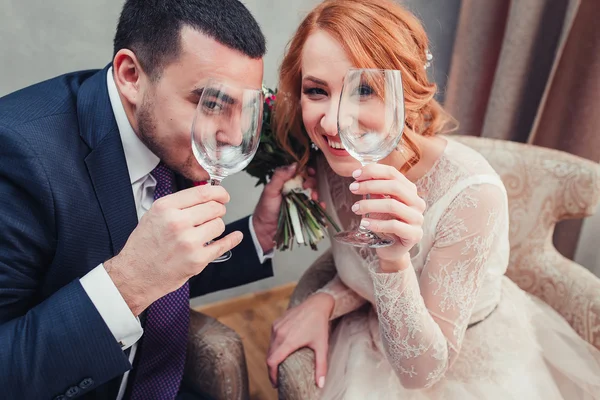 The bride and groom fun joking and laughing, putting the glasses — Stock Photo, Image