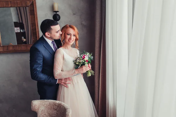 Menyasszony és a vőlegény egy szállodai szobában — Stock Fotó