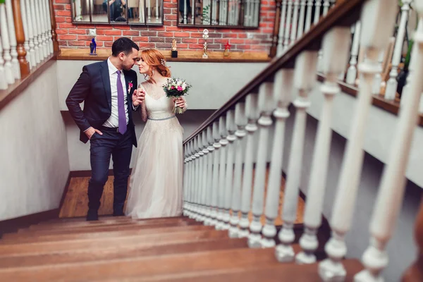 Romantico colpo di marito e moglie sposati che si baciano su vecchie scale — Foto Stock