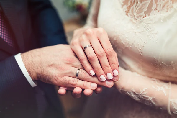 Mãos recém-casados com anéis de casamento de perto — Fotografia de Stock