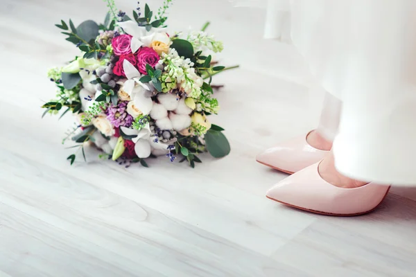 Hochzeitsschuhe und Blumenstrauß — Stockfoto