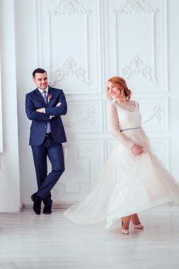 Gelin ve damat şık iç mekanlara dans