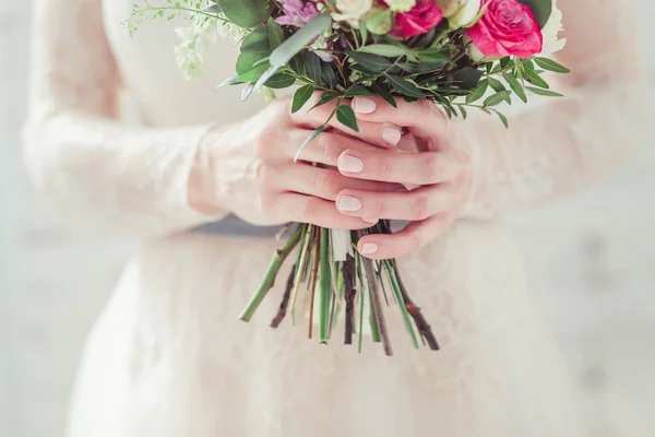 Ramo de boda en manos nupciales — Foto de Stock