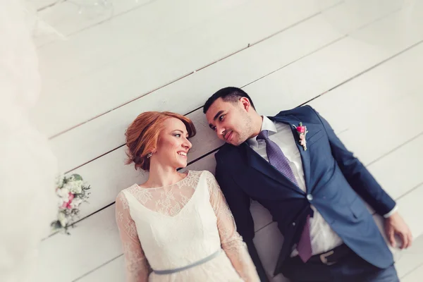 Ongewone trouwreportages die een jonge stijlvolle paar beeldt — Stockfoto