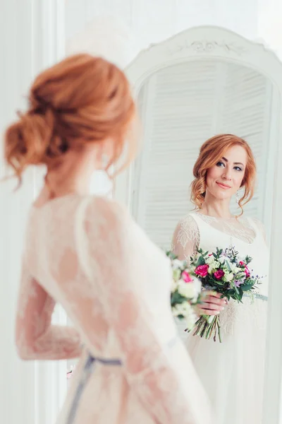 Retrato de la hermosa novia pelirroja mirando en el espejo. Boda M — Foto de Stock