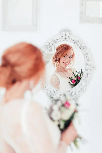 Vackra röda haired brud i underbar lyx klänning i ett loft sp — Stockfoto