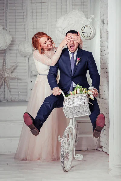 Mild par älskare brudgummen och bruden. studio fotografering på whit — Stockfoto