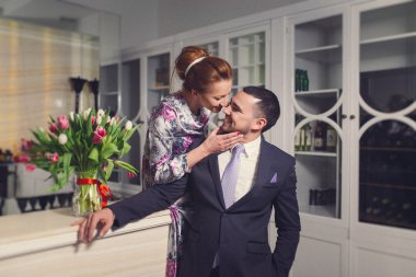 İyi giyimli iki lüks iç. Vintage etkisi: Hayır eklendi