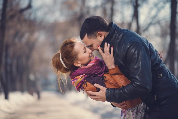 Pareja joven enamorada pasando un buen rato juntos. Vintag tonificado —  Fotos de Stock