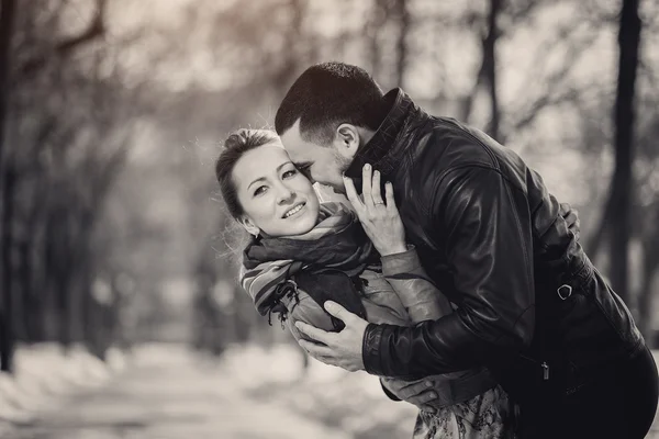 Dalam foto hitam dan putih. Pasangan muda jatuh cinta di luar ruangan. outdoor — Stok Foto