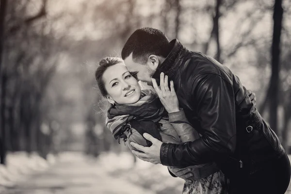 En foto en blanco y negro. Pareja joven enamorada al aire libre. exterior — Foto de Stock