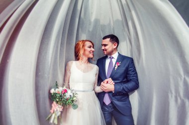 Genç bir çift, damat portresi olan güzel bir gelin.