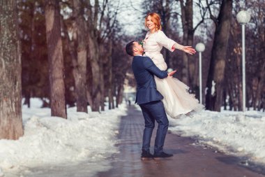 Birlikte dışarıda kendi düğününde dans düğün çifti