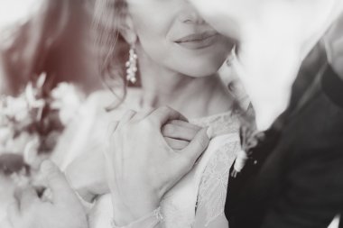 camın arkasında, multiexposition sarılma güzel düğün çifti