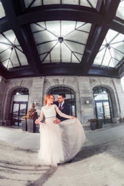 Vintage elbise ve yakışıklı damat muhteşem yeni evli gelin. Vale