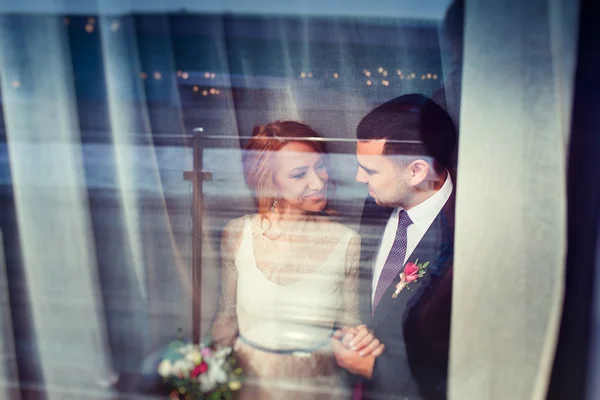 Esküvő házaspár - menyasszony és a vőlegény, a gondolkodás, az ablak — Stock Fotó