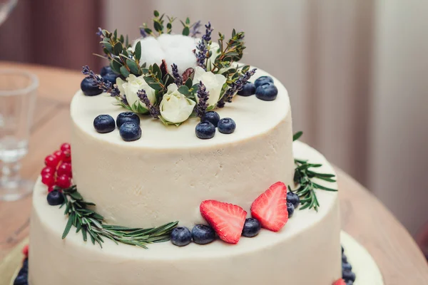 Bröllopstårta med jordgubb och blåbär i receptionen — Stockfoto