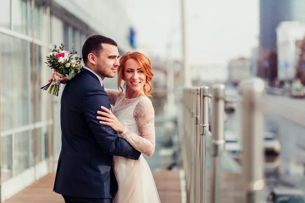 Felice sposa nera e sposo dolcemente abbracciare sulla terrazza con c — Foto Stock