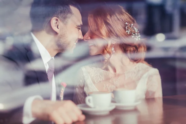 Novia y novio tomando café en un café al aire libre. Reflexiones —  Fotos de Stock