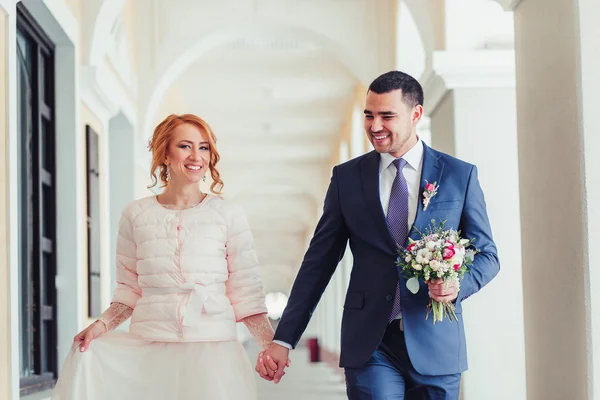 Felice coppia di nozze a piedi e sorridente — Foto Stock