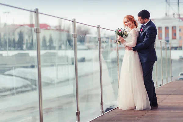 Joyeux marié et mariée noir serrant doucement sur la terrasse avec c — Photo