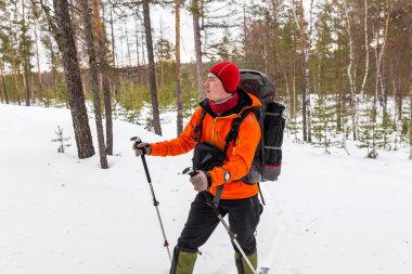 Erkek turistlerin kışın ormanda donatılmıştır.