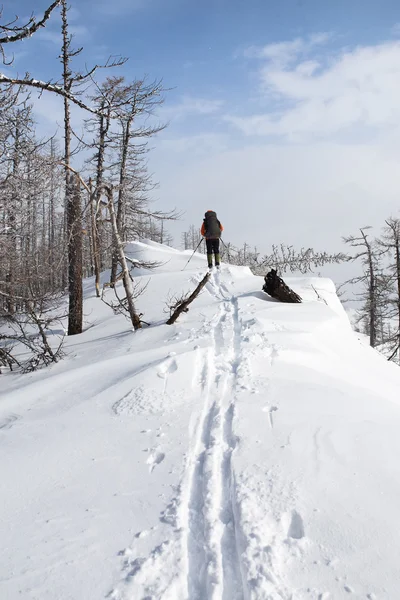 Vista da montanha de neve e homem caminhando. Corrida de esqui em montanhas Urais — Fotografia de Stock