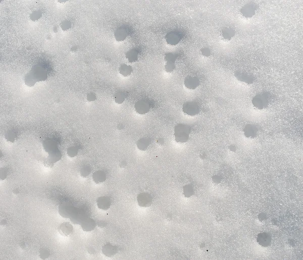 Schneebeschaffenheit der Löcher nach dem Tauwetter im Frühling — Stockfoto