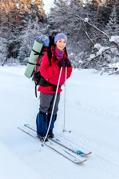 Mulher caminhante na trilha em montanhas de inverno com esquis na ba — Fotografia de Stock